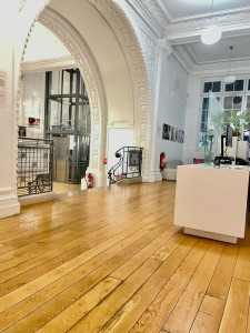 Photo de galerie - Atmosphère fraîche et accueillante - Salle dégagée et rangée