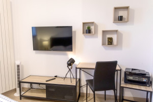 Photo de galerie - Installation meubles, étagères et TV dans un studio
