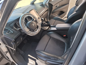 Photo de galerie - Intérieur Automobile : Nettoyage en profondeur des sièges auto, moquettes, coffre et plafonnier.