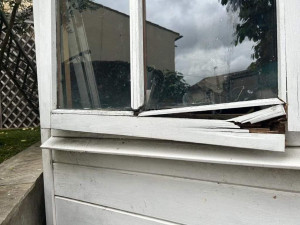Photo de galerie - Réparer une fenêtre sur une maison d'été 