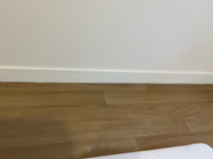 Photo de galerie - Pose de parquet PVC et plinthe 
