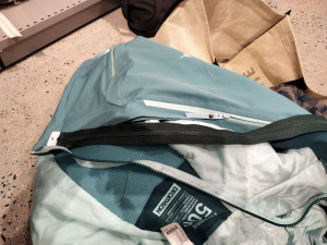 Photo de galerie - Changement de fermetures sûr une veste 