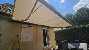 Photo de galerie - Installation store banne électrique + pose de volets roulants solaires + fenêtres PVC