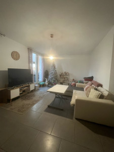 Photo de galerie - Un salon après le passage d’Orgalison, pour une femme plus sereine qui respire de nouveau dans cet espace cocooning dédié au repos. Chaque chose à sa place.