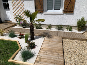 Photo de galerie - Création terrasse allée en bois et parterre de plantes