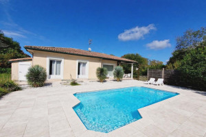 Photo de galerie - Réfection joints pierre+ nettoyage +entretien piscine+ nettoyage du toit+peinture gouttières + plantation de yuka rostrata