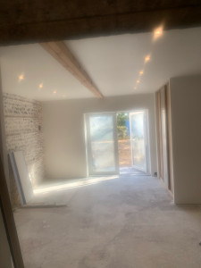 Photo de galerie - Création faux plafond , isolation et doublages des mur , création buanderie , chaux assainissante mur pierre apparente 
