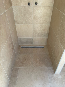 Photo de galerie - Réalisation d’un bac à douche maçonné avec sol et faïence. 