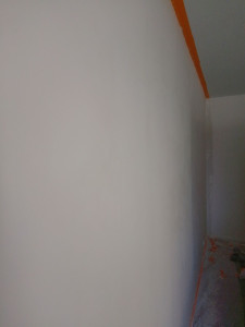 Photo de galerie - Je viens de terminer un mur de salon avec l'enduit décoratif. 
Je ne poncer même pas. 
Un chef d'œuvre. 
Demain, la même chose mais dans une salle de bain avec un produit exprès au dessu les carros déjà fait et l'enduit décorative au dessus 