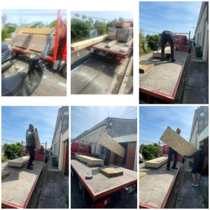 Photo de galerie - Manutention de panneaux OSB d'un camion pour le lieu de stockage . 