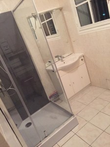 Photo de galerie - Pose cabine de douche complète avec modification arrivée d’eau et déplacement lavabo 