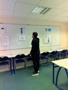 Photo de galerie - Une photo de moi et mon collègue avant de faire cours aux élèves 