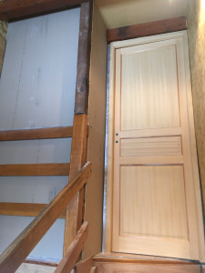 Photo de galerie - Fermeture d'une cage d'escalier avec pose d'une porte .