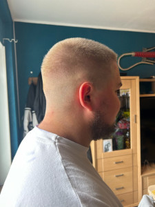 Photo de galerie - Buzz-cut en fondu à blanc avec décoloration& gloss et coiffage