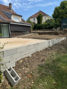 Photo de galerie - Terrassement pour futur terrasse et création d un mur de soutènement 
