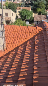 Photo de galerie - Décapage et des Moussages de toiture Suivi d’un revêtement d’étanchéité  résine coloré Application par projection pour redonner une deuxième vie à votre toiture Ce procédé que nous vous proposons évite le remplacement de toiture Souvent très onéreux 