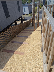 Photo de galerie - Création marche traverse et gravier quartz 