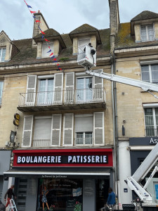 Photo de galerie - Changement des tuiles cassées, pose des pics à pigeon sur gouttières
