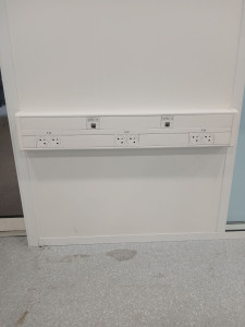 Photo de galerie - Goulotte équipé prises électrique et  informatique .

