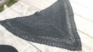 Photo de galerie - Idée atelier apprentissage au crochet. châle en coton fin noir.
