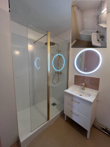 Photo de galerie - Rénovation complète de cette salle de bain, retrait de l’ensemble, pose du receveur, pose des panneaux, PVC, pose paroi de douche, pose de la robinetterie, pose de l’ensemble meuble vasque, peinture