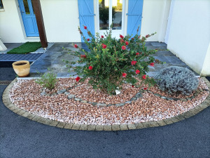 Photo de galerie - Remise en état d'un massif :
afin de limiter les dépenses et le gaspillage, j'ai retiré les galets que j'ai passé au Karcher pour les nettoyer.
changement de la toile tissée par une toile d'occasion.
Remise en formation des galets de plage 