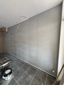 Photo de galerie - La tapisserie grise apporte une subtile élégance à la pièce, créant une toile neutre mais raffinée.?