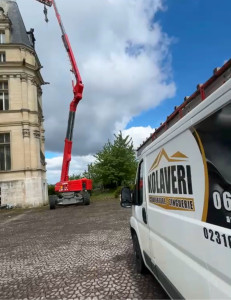Photo de galerie - Remplacement de faîtage et révision complète de toiture. Intervention réalisée avec nacelle pour un travail en sécurité
