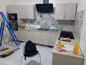 Photo de galerie - Installation d'une cuisine équipée avec l'aide du propriétaire 