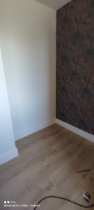 Photo de galerie - Pose parquet stratifié avec sous couche et plinthes recouvrante