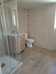 Photo de galerie - Réalisation complète d'une salle de bain, pose de placo, plomberie, revêtements de sol/mur et installation des éléments sanitaires 