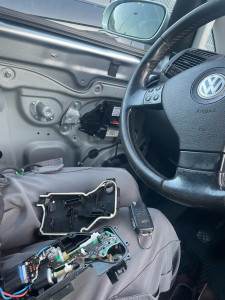 Photo de galerie - Réparation de serrure de porte sur Volkswagen Touran. Le coffre/la porte ne fermait plus, problème résolu après démontage et réparation du mécanisme !