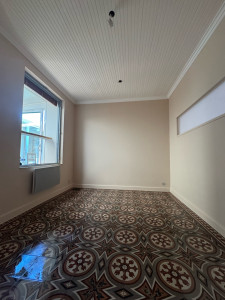 Photo de galerie - Passage des murs de blanc à lin et d’un plafond en lambris marron foncé à blanc 