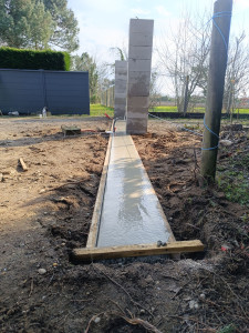 Photo de galerie - Seuil de portail et ses piliers.