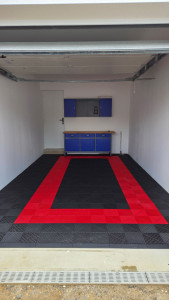 Photo de galerie - Pose de dalles PVC au sol pour embellir son garage, cabanon ou autre lieux de votre choix pour une finition propre et soignée 