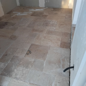 Photo de galerie - Carrelage travertin quatre formes 