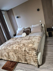 Photo de galerie - Chambre parfaitement entretenue, lit préparé avec soin et ambiance propre et accueillante, digne d'un confort hôtelier.