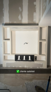 Photo de galerie - Création d’un meuble en plaque de ba13 pour recevoir une cheminée + 4 niche crée pour la décoration et installation d’une télé au centre magnifique 