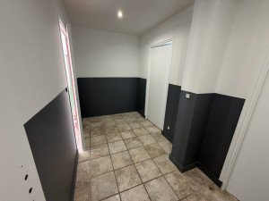 Photo de galerie - “Peinture de couloir en deux couleurs, finitions propres et travail soigné.”