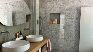 Photo de galerie - Nettoyage complet d’une salle de bain : lavabo, douche, WC, carrelage et surfaces, avec une attention particulière aux détails et aux finitions.
