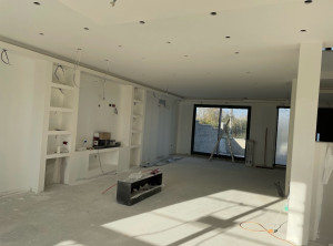 Photo de galerie - Aménagement complet en placo : cloisons, plafond avec spots intégrés et mur TV décoratif. Travail soigné, design moderne et prêt à poser pour un intérieur harmonieux.