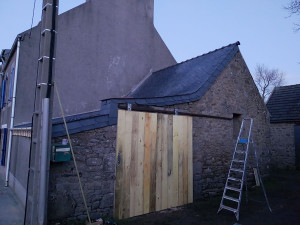 Photo de galerie - Réfection complète de la toiture et création d'une porte de de hangar.