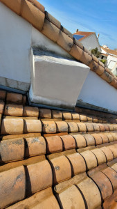 Photo de galerie - Dépose enduit / Reprise enduit 
Étanchéité cheminée refaite suite à l'usure de l'ancien enduit 