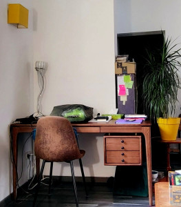 Photo de galerie - Montage d'un bureau en noyer (meuble en kit)