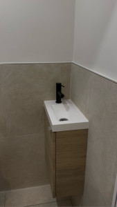 Photo de galerie - Carrelage pose de meuble et robinetterie 