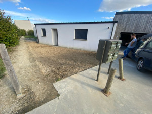 Photo de galerie - Suppression de toutes les ronces , arbustes , et mauvaise herbes , débroussaillage , passage du motoculteur , délimitation d’un chemin et nouvelle herbes à venir 