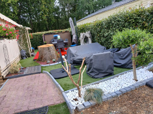 Photo de galerie - Aménagement  parcelle  mobilhome 
pelouse synthétique 
terrasse  bois 
massifs 
éclairage sur terrasse....
