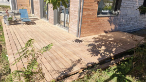 Photo de galerie - Réalisation d'une terrasse en cumaru sur lambourdes et solives sur plots béton.