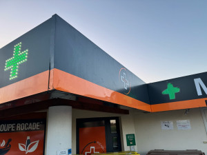 Photo de galerie - Remise en place du panneau façade de la pharmacie après avoir été arraché par un livreur