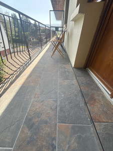 Photo de galerie - Carrelage d’un Balcon avec effets pierre naturelle 